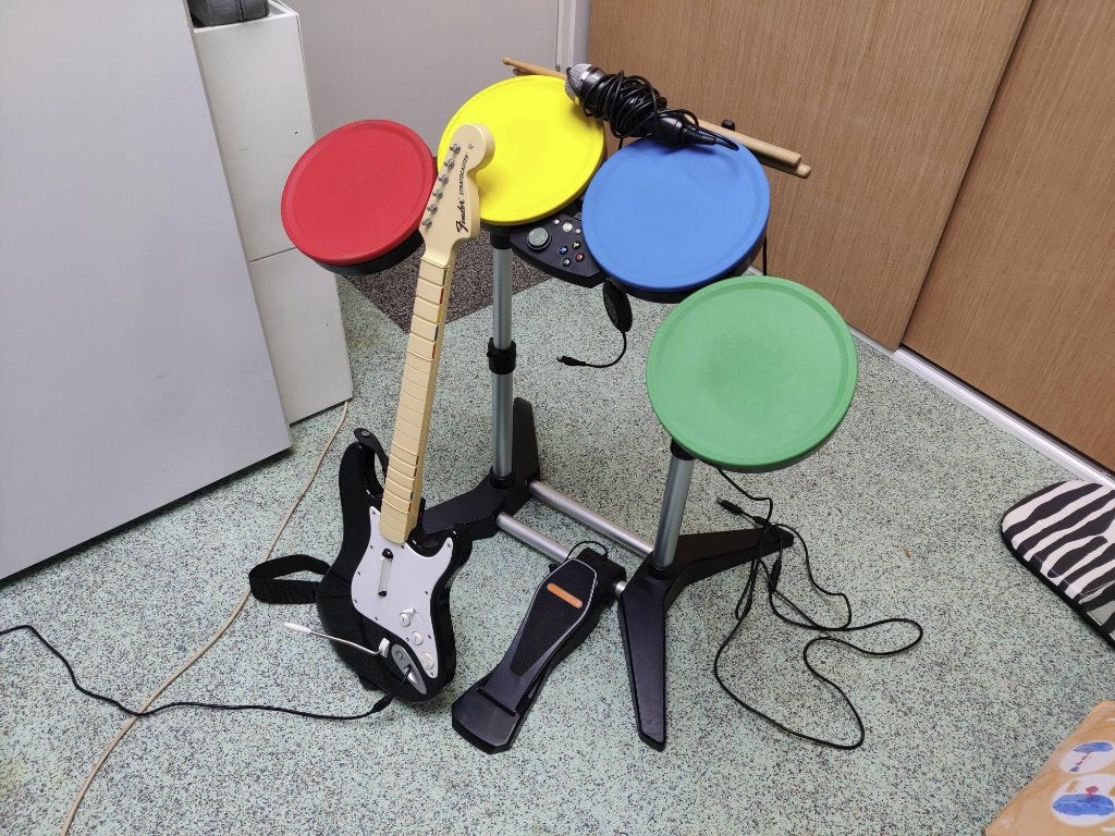 Rockband drumstel gitaar microfoon xbox 360, Spelcomputers en Games, Ophalen, Muziek, Zo goed als nieuw, 3 spelers of meer