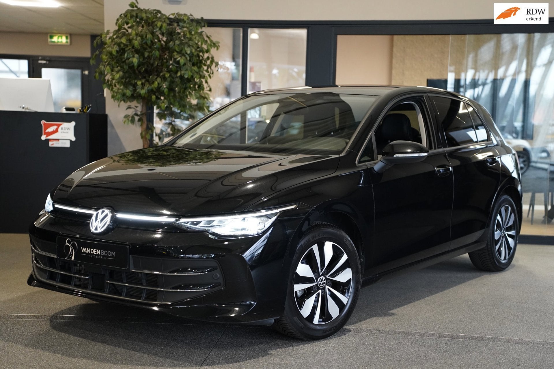 Volkswagen Golf 1.5 eTSI 150PK DSG GOAL Navi Trek Led Cam Pd, Stof, 4 cilinders, 150 pk, Zwart