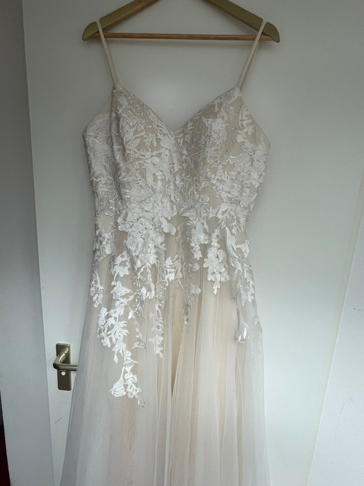 Lange flowy bruidsjurk maat 42 creme met kant, Ophalen of Verzenden, Nieuw, Wit, Trouwjurk