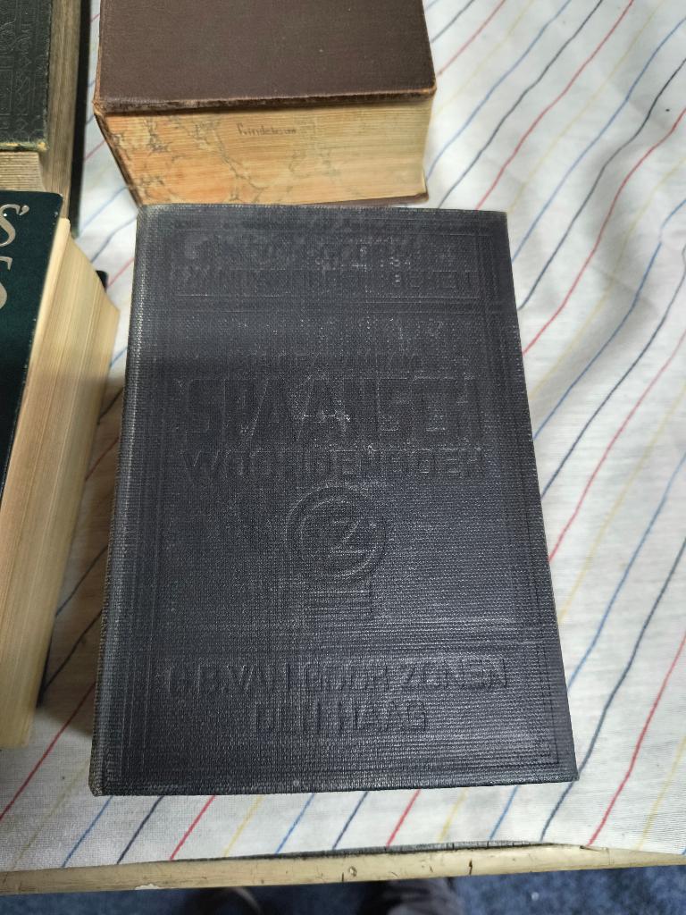 Woordenboek Spaansch vintage antiek 1932 eerste deel, Boeken, Woordenboeken, Gelezen, Spaans, Ophalen of Verzenden, Van Dale