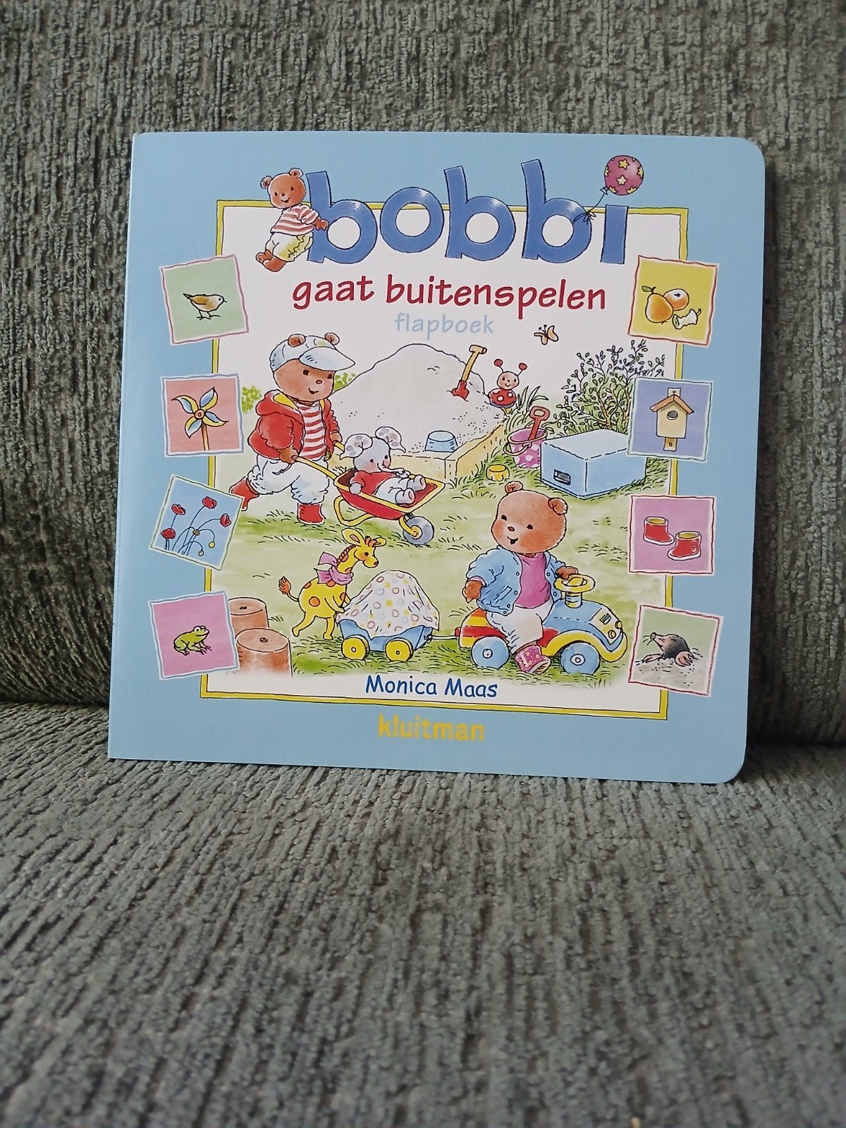 Bobbi gaat buiten spelen kartonnen flapboek ZGAN, Ophalen of Verzenden, Zo goed als nieuw