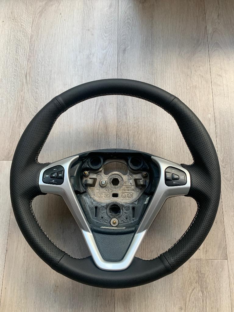 Stuurwiel Ford Fiesta Mk 7 en 7,5 opnieuw bekleed, Auto-onderdelen, Interieur en Bekleding, Ophalen of Verzenden, Nieuw, Ford