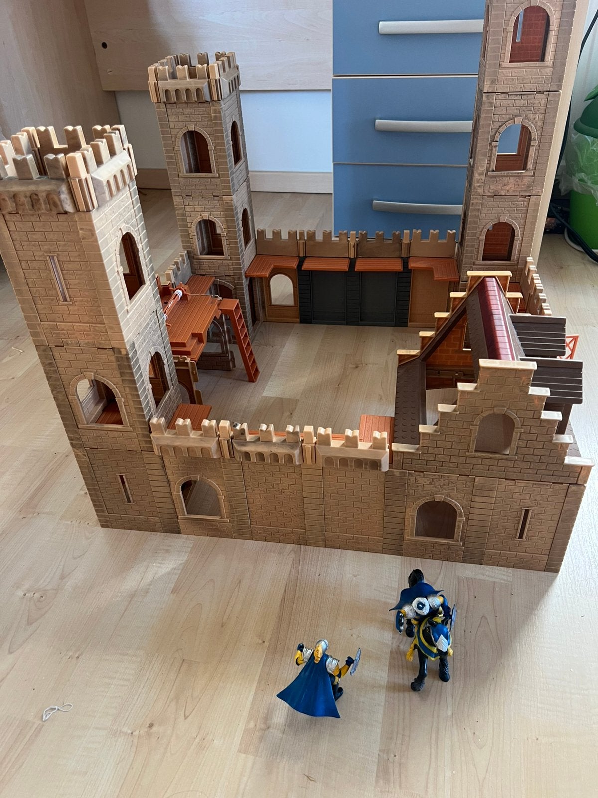 Ridderkasteel bestaand uit losse onderdelen, Ophalen, Zo goed als nieuw, Jongen