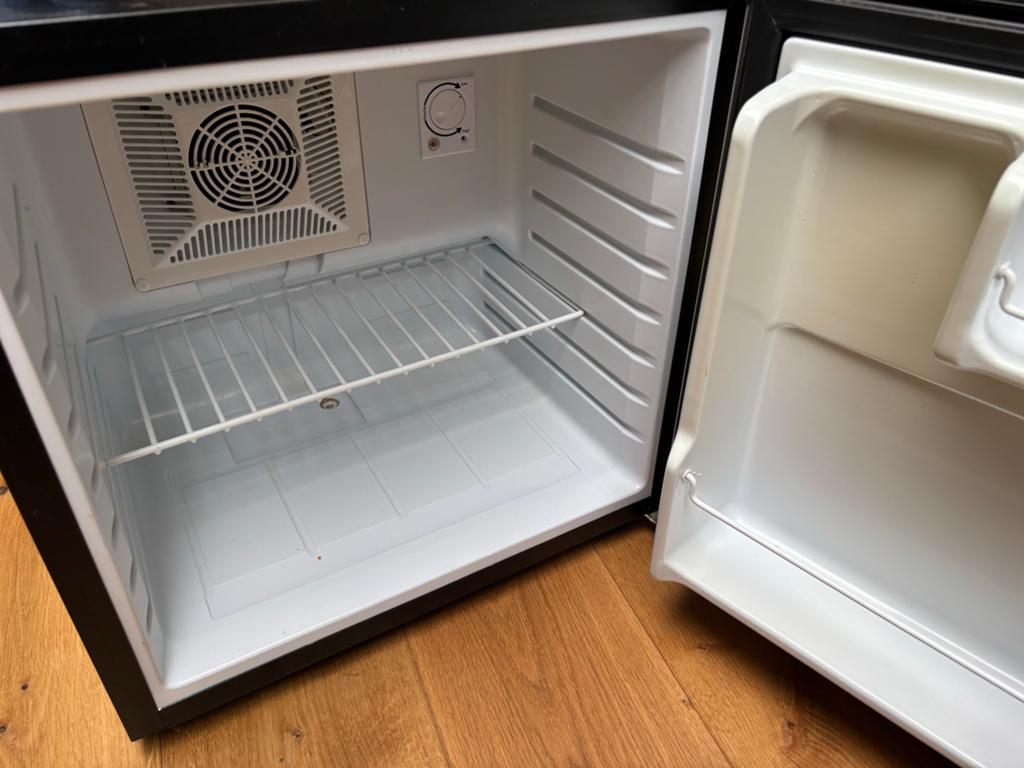 Compacte mini koelkast 45L - Zilver/Zwart, Witgoed en Apparatuur, Koelkasten en IJskasten, Ophalen, Minder dan 85 cm, Minder dan 75 liter