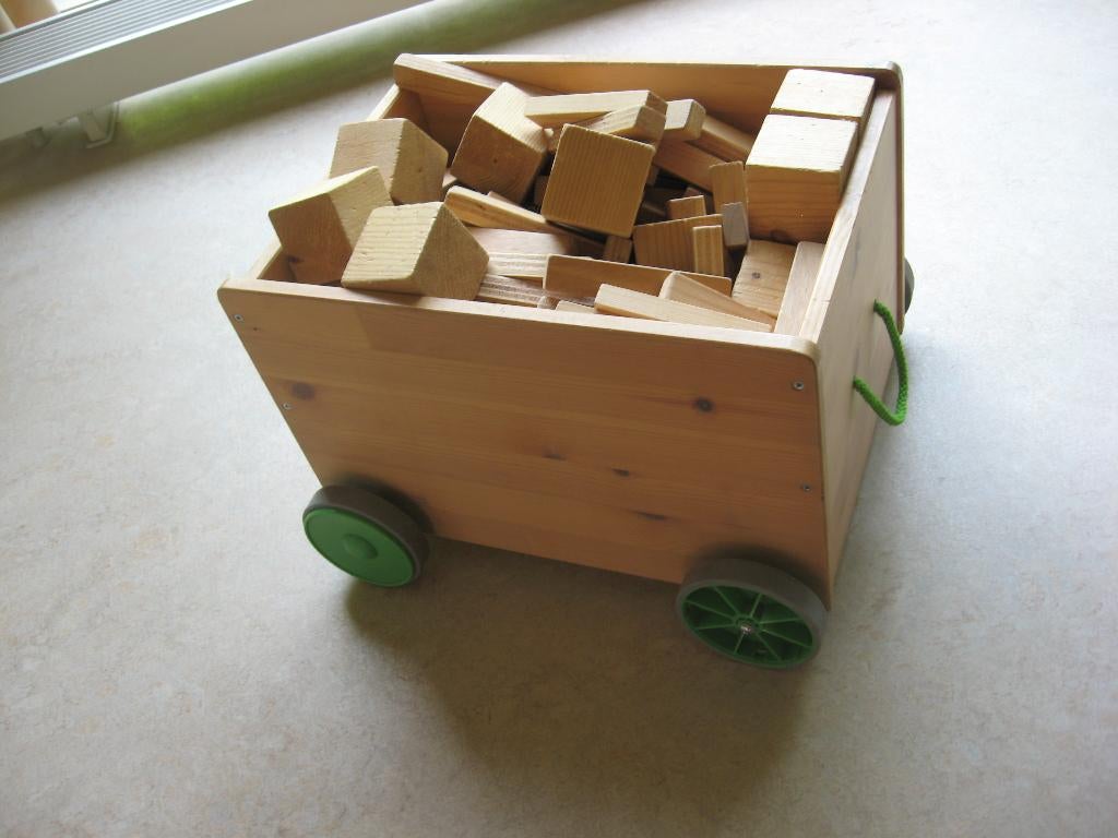 Houten kar met wieltjes vol met houten blokken speelgoed, Kinderen en Baby's, Speelgoed | Houten speelgoed, Ophalen, Gebruikt