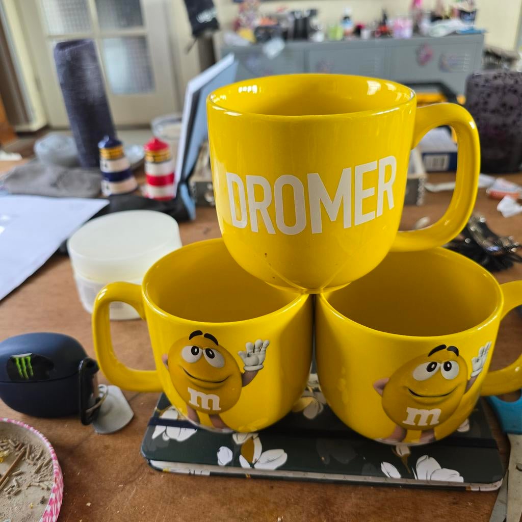 M&M's en 'Dromer'/'Baas' mokken - Set van 4, Gebruikt, Keramiek, Ophalen of Verzenden, Overige stijlen