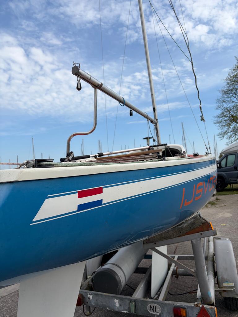 Yngling 241 "ijsvogel" te koop, Watersport en Boten, Open zeilboten, Gebruikt, Overige merken, Yngling, Polyester, Anker, Dekzeil
