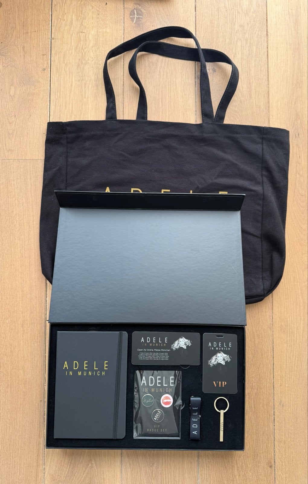 Adele in Munich Tour 2024 VIP Merch incl. Bag, Verzamelen, Ophalen of Verzenden, Nieuw, Overige typen