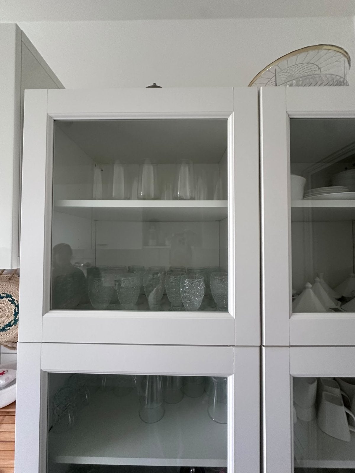 Witte vitrinekast besta Ikea, 100 tot 150 cm, Ophalen of Verzenden, Zo goed als nieuw, 150 tot 200 cm