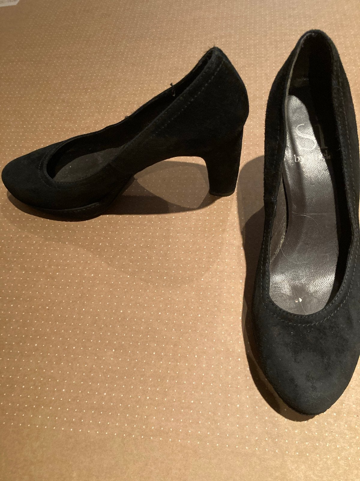 Zwarte suède pumps met blokhak, Ophalen of Verzenden, Gedragen, Zwart, Pumps