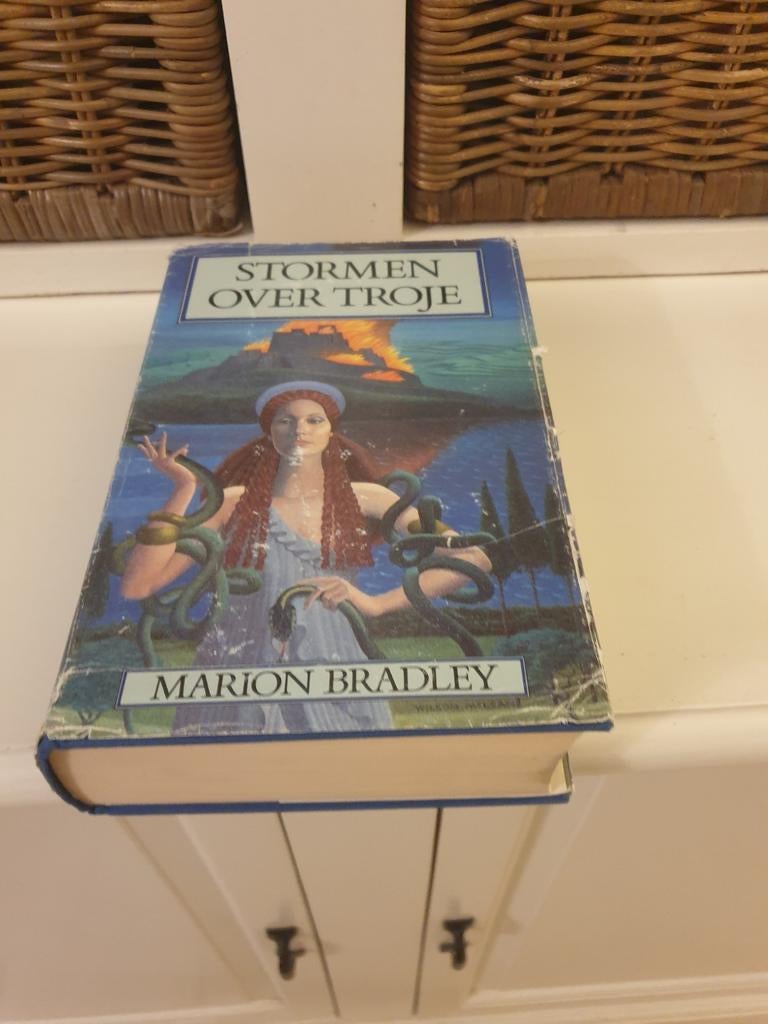 Marion Bradley - Stormen over troje, Ophalen of Verzenden, Gelezen