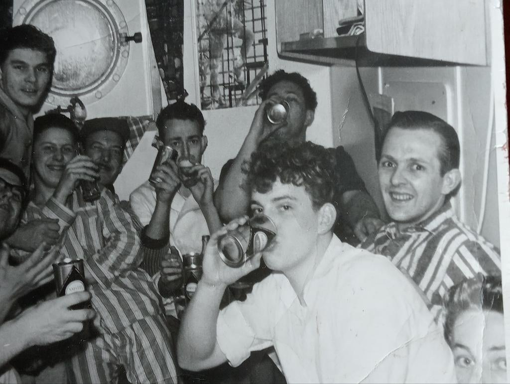 Groep drinkende mannen jaren 40-60, Ophalen of Verzenden, 1940 tot 1960