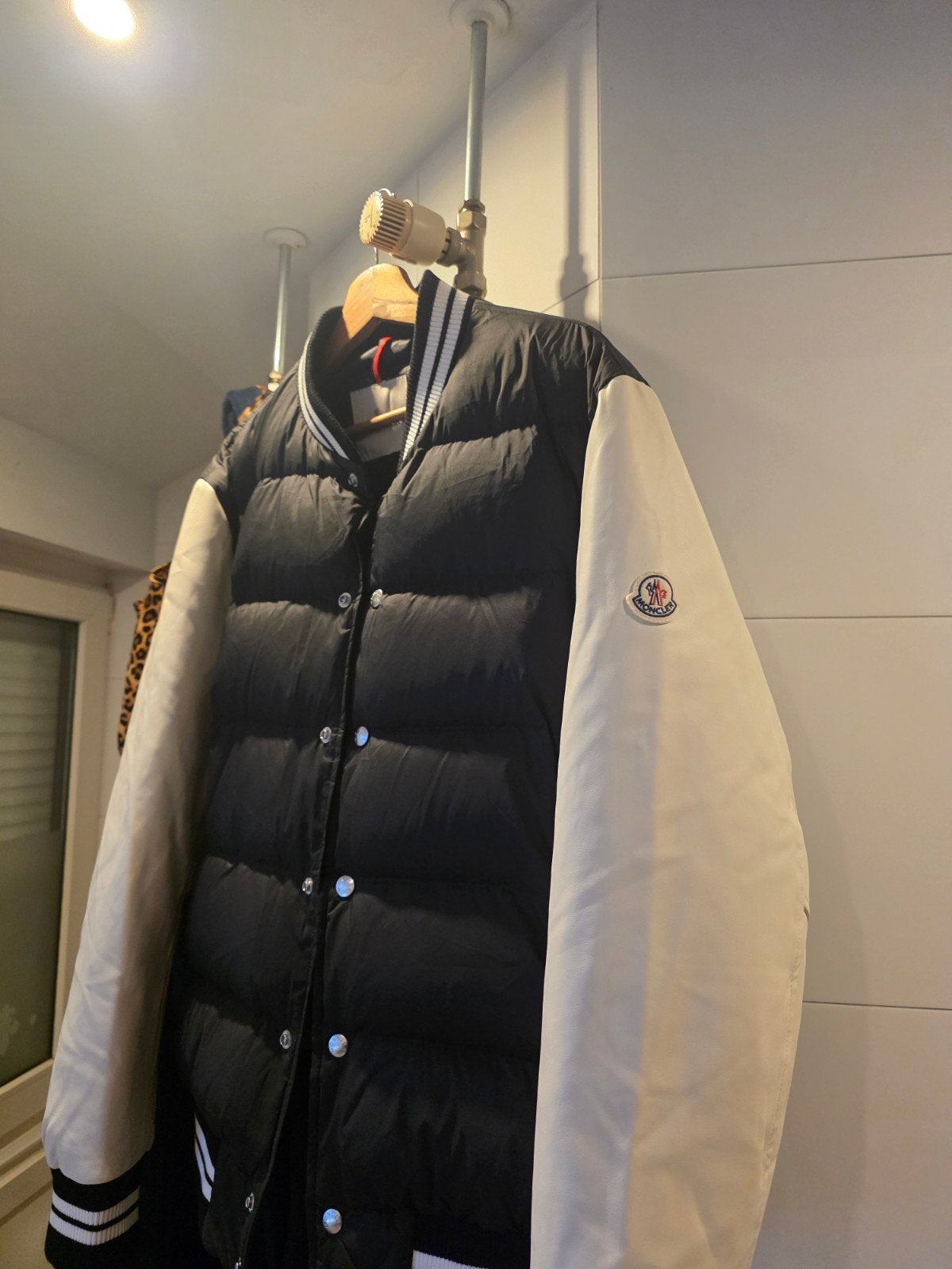 Moncler Puffer Jacket Maat 4 (valt als L), Ophalen of Verzenden
