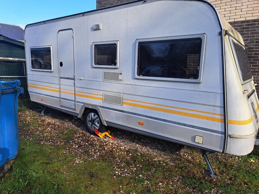 Knaus Sudwind (in zeer goede staat), Caravans en Kamperen, Caravans, Vast bed, Rondzit, Bedrijf, 750 - 1000 kg