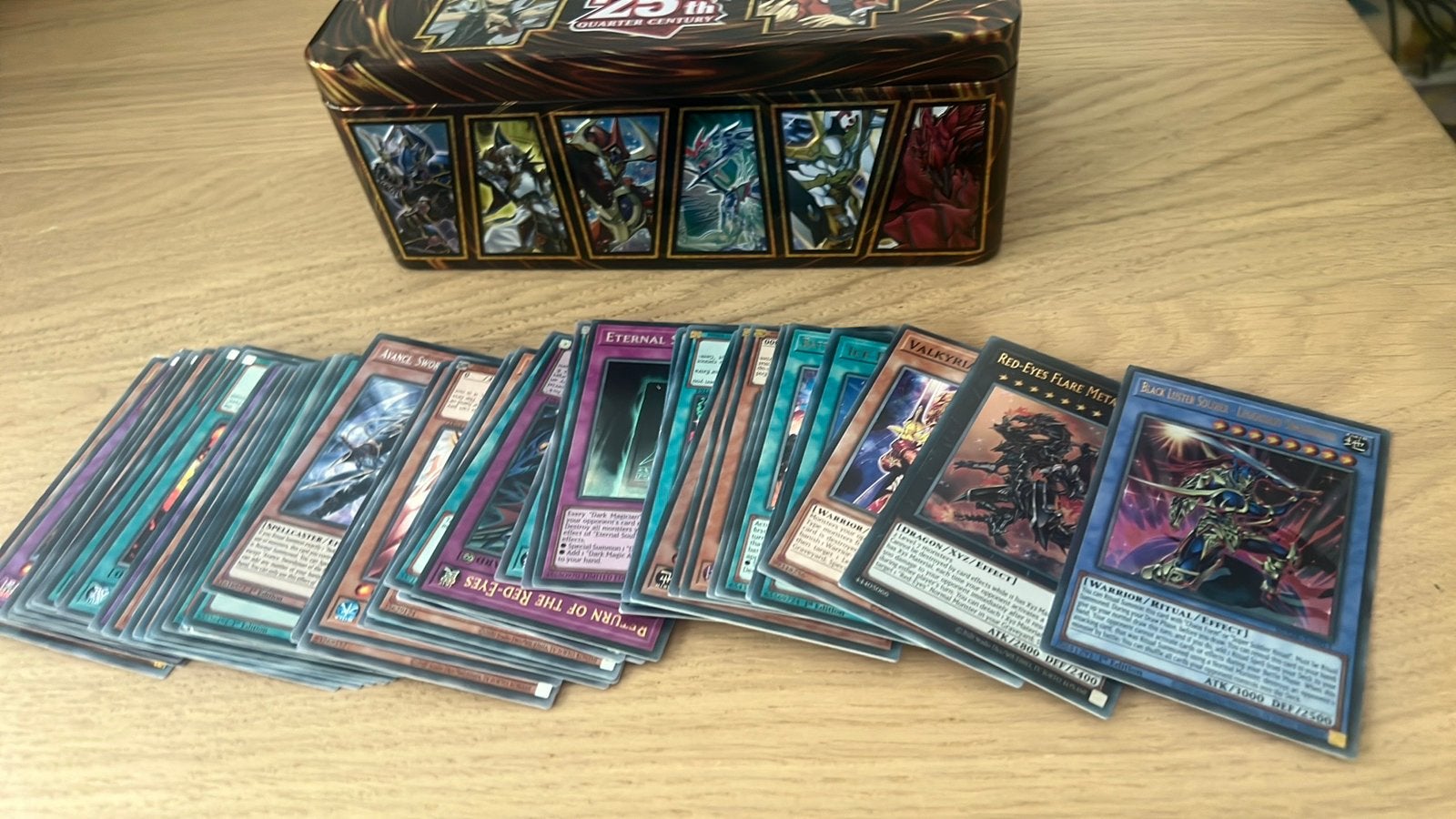 Een yu-gi-oh box plus een goede deck met kaarten., Ophalen of Verzenden, Zo goed als nieuw, Starterdeck