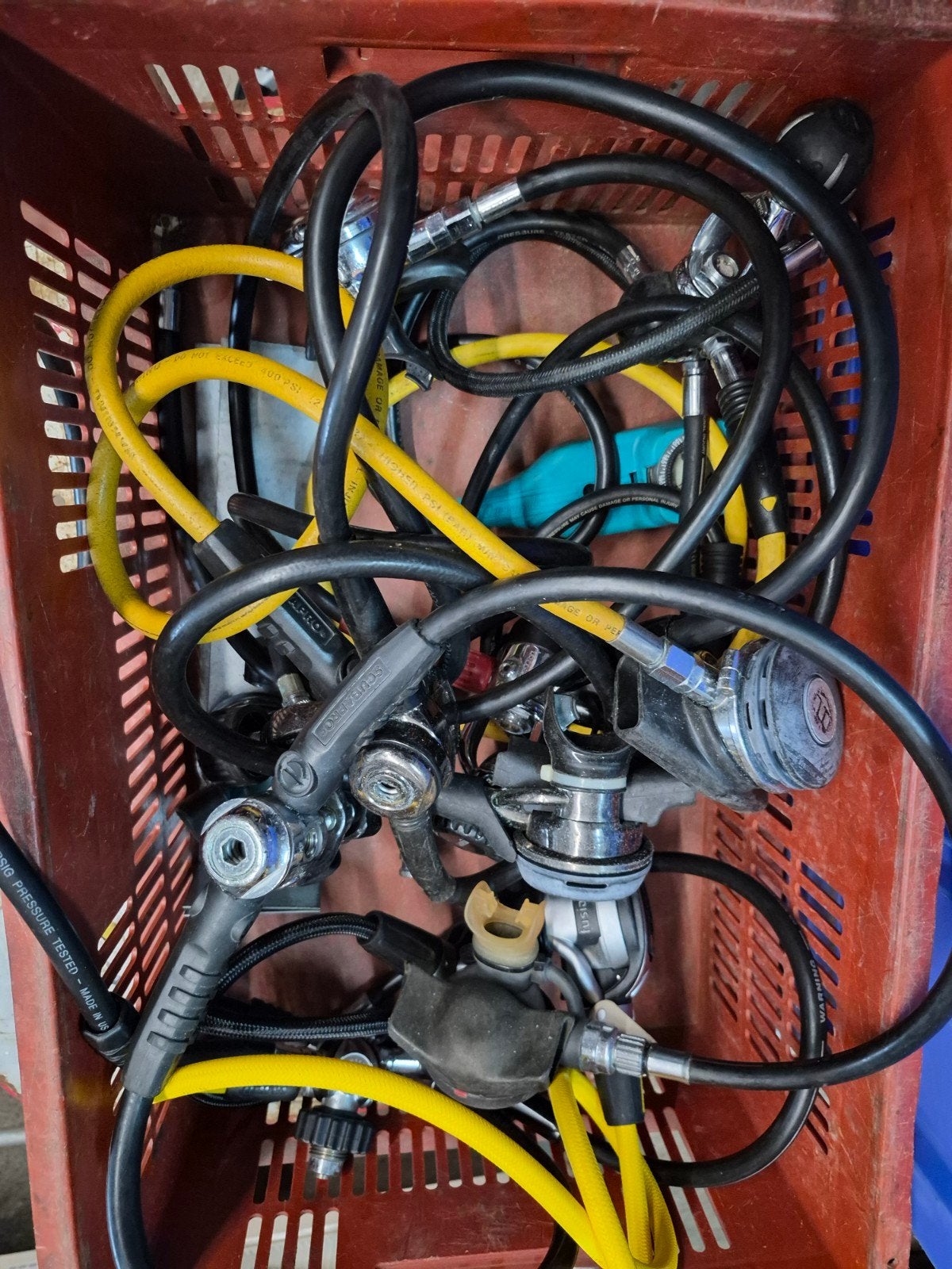 Bak met  mares automaten, Ophalen
