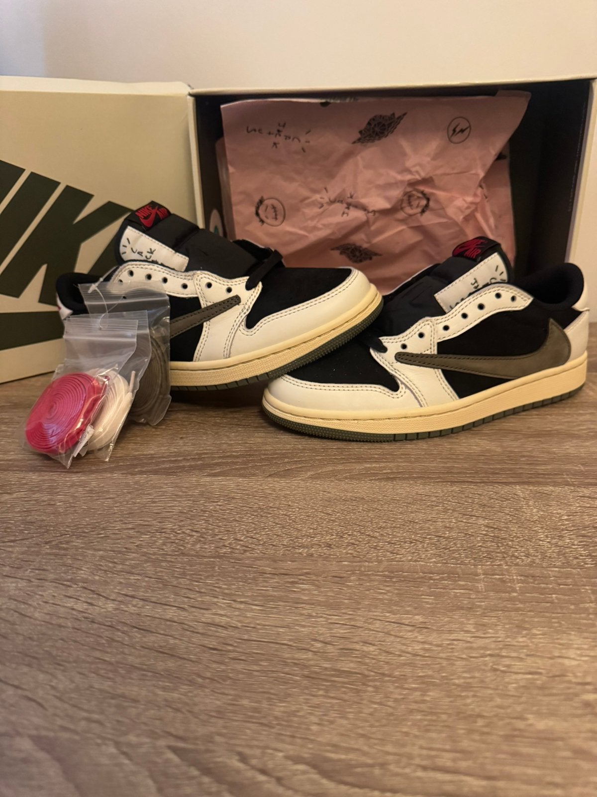 Nike Air Jordan 1 Low Travis Scott Olive maat 37,5, Ophalen of Verzenden, Nieuw, Overige kleuren