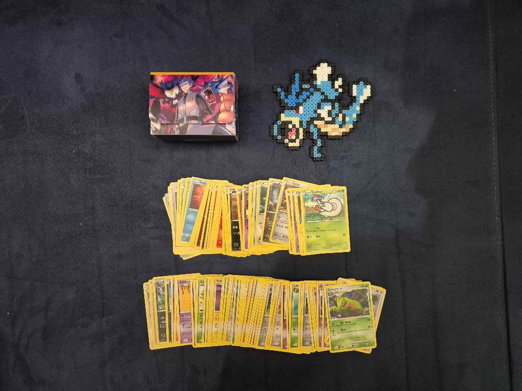 Pokémon deckboxjes met 100 kaarten + extra, Ophalen of Verzenden, Zo goed als nieuw, Meerdere kaarten