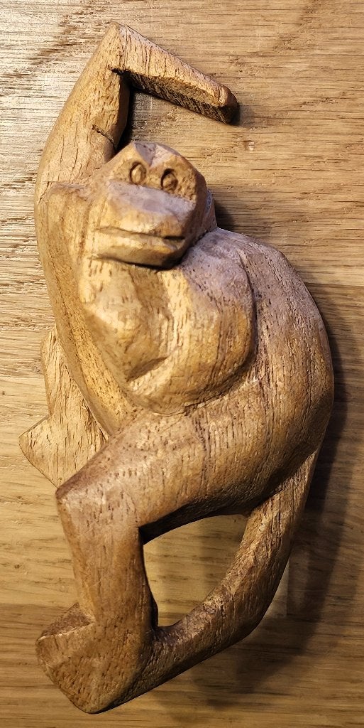 Handgesneden houten hang‑aapje – licht hout – 11 cm, Houtsnijwerk, Minder dan 20 cm, Ophalen of Verzenden, Hout