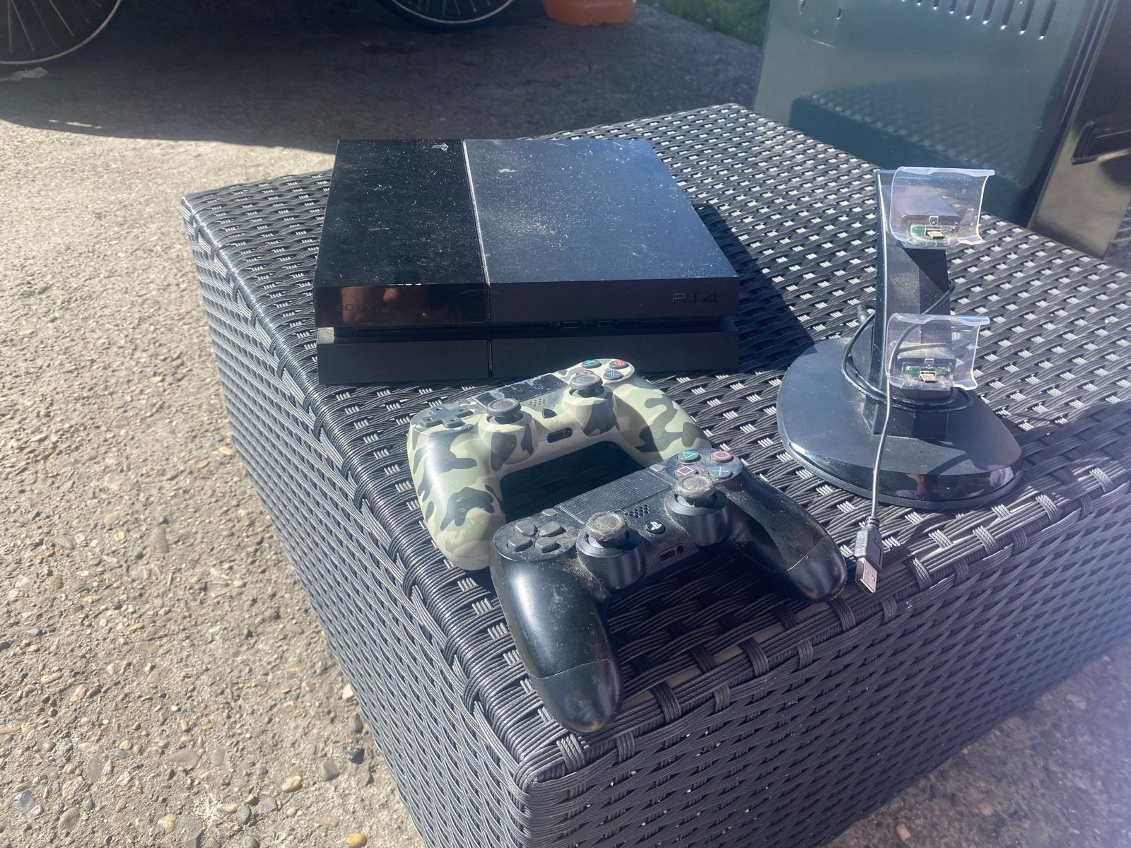 PlayStation 4 met 2 controllers en oplaadstation, Spelcomputers en Games, Spelcomputers | Sony PlayStation 4, Met 2 controllers