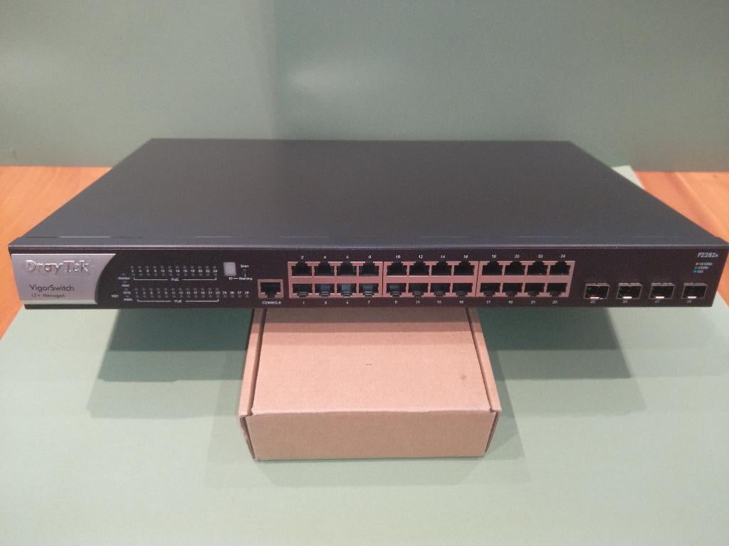 Draytek vigor P2282X POE+ switch, Computers en Software, Netwerk switches, Draytek vigor P2282X, Ophalen of Verzenden, Zo goed als nieuw