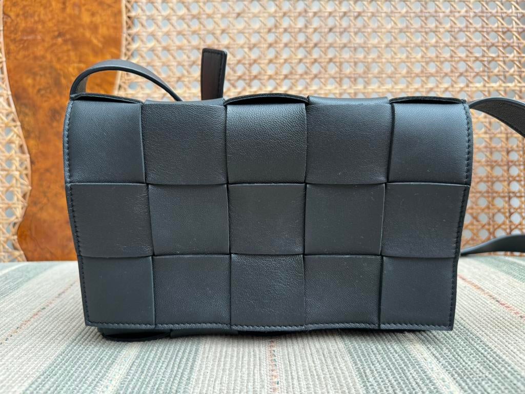 Nieuwstaat Bottega Veneta Cassette Bag Black Tas Schoudertas, Ophalen of Verzenden, Zo goed als nieuw, Zwart