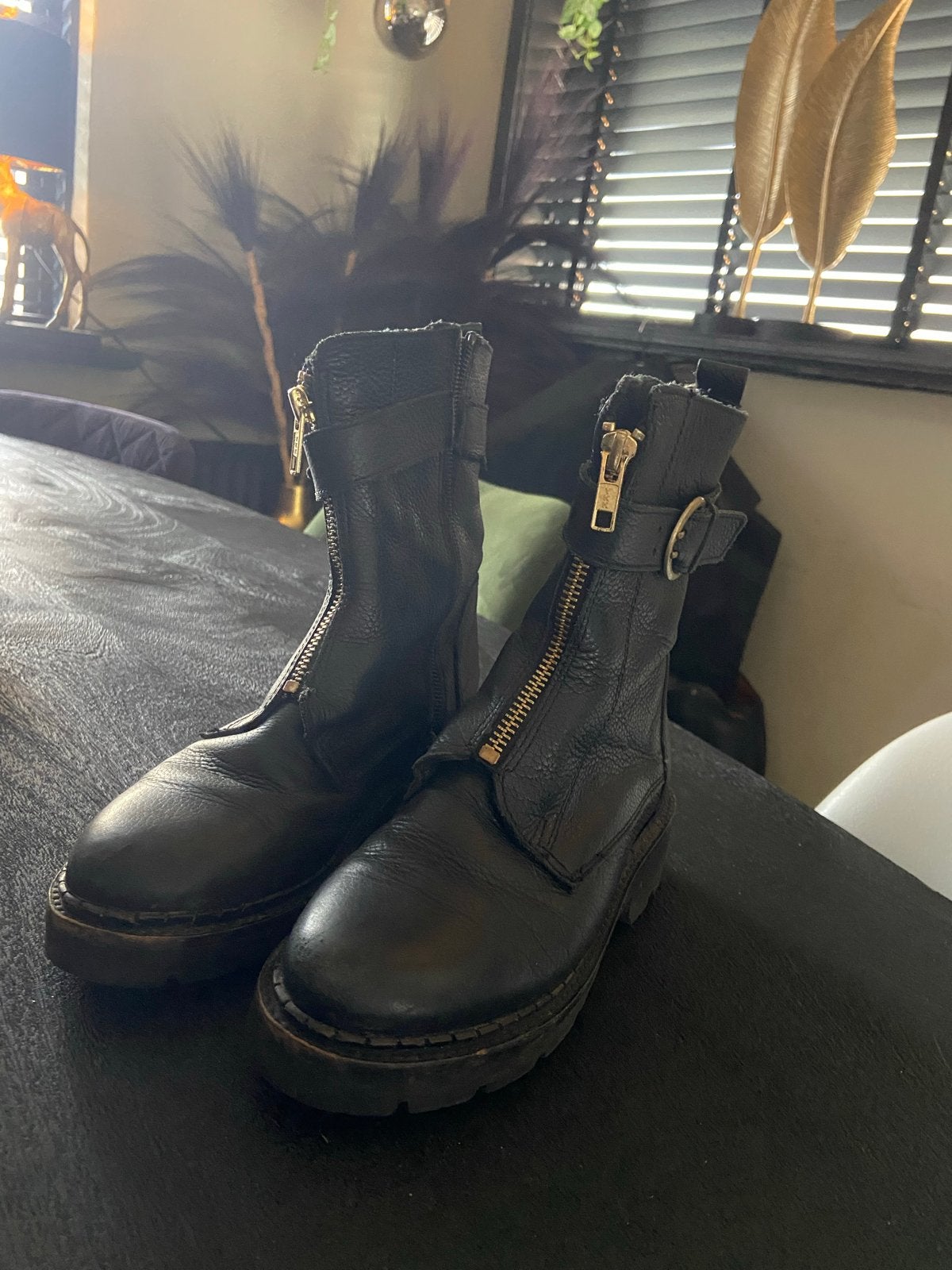 Zwarte leren biker boots met ritsen, Kleding | Dames, Schoenen, Ophalen of Verzenden, Gedragen, Zwart, Lage of Enkellaarzen