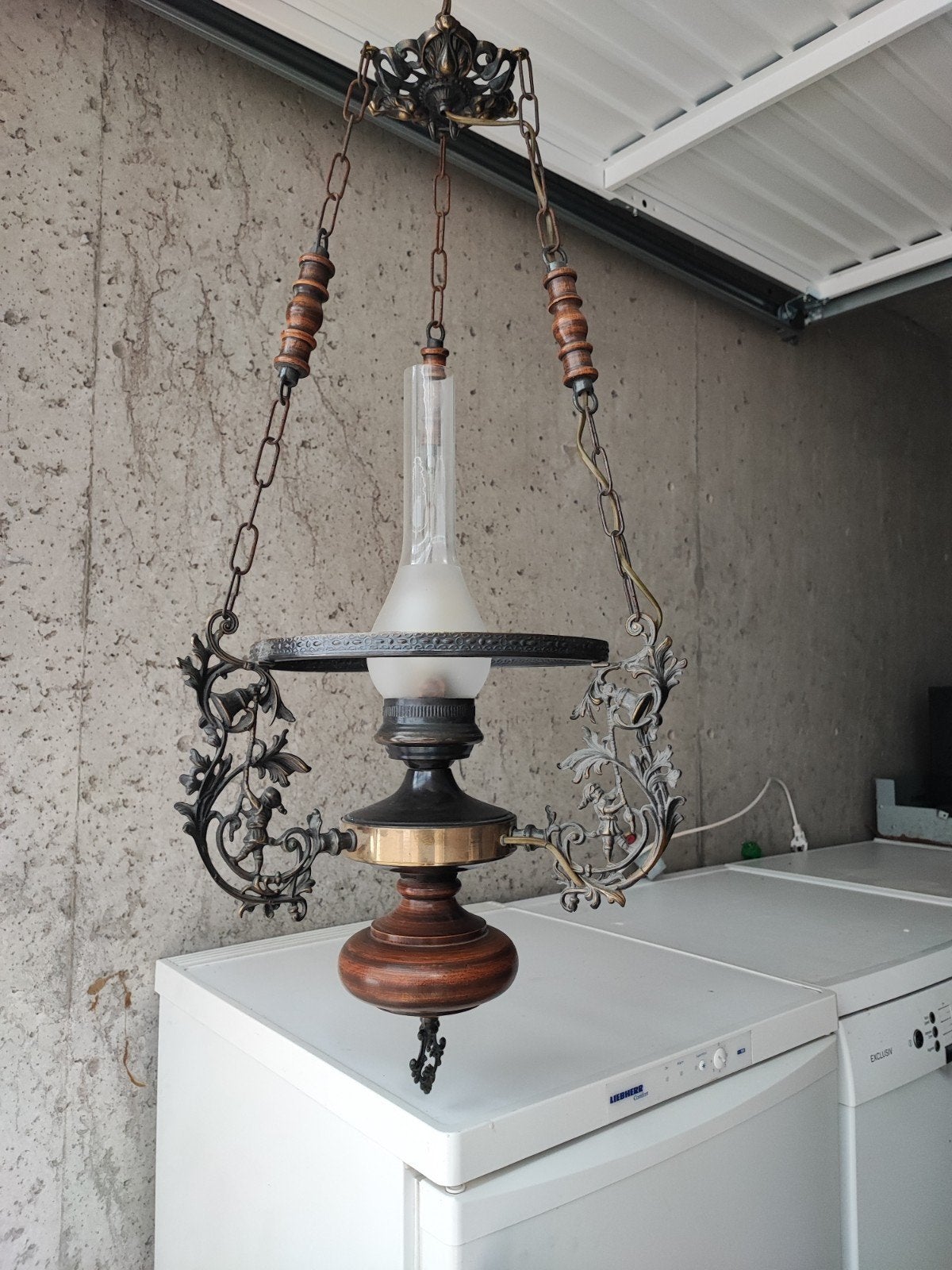 Antieke hanglamp met smeedijzeren details en hout, Antiek en Kunst, Antiek | Lampen, Ophalen