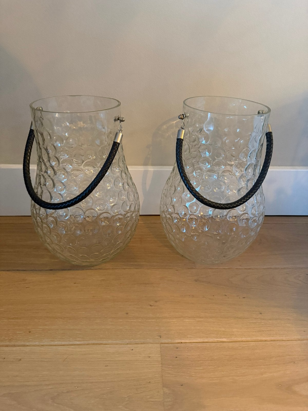Set van 2 glazen windlichten met leren hengsel, Huis en Inrichting, Woonaccessoires | Vazen, Ophalen, Zo goed als nieuw, Overige kleuren