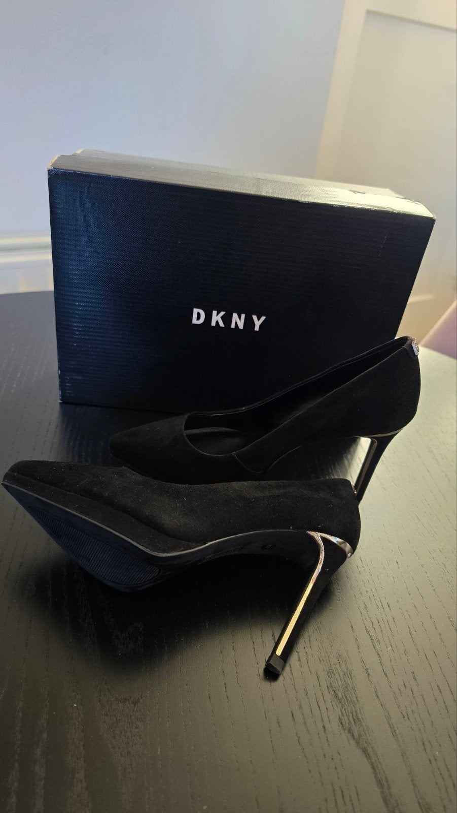 DKNY Zwarte Pumps met Hoge Hak en gouden details - Maat 36, Kleding | Dames, Pumps, Zwart, DKNY, Ophalen of Verzenden