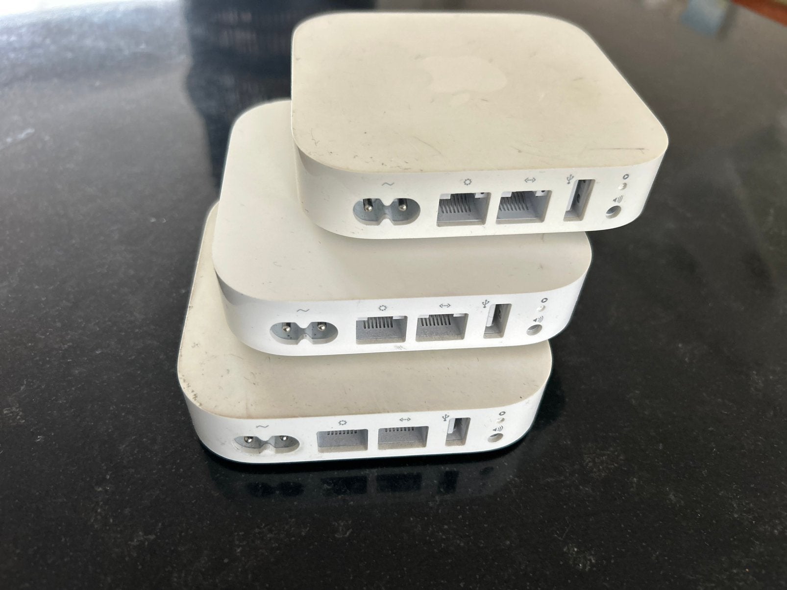 Apple AirPort Express Base Station (3x) & Apple TV (1x)