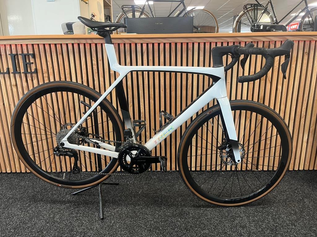 Trek Madone SL 6 Gen 8 Z.G.A.N, 28 inch, Carbon, Zo goed als nieuw, Meer dan 20 versnellingen