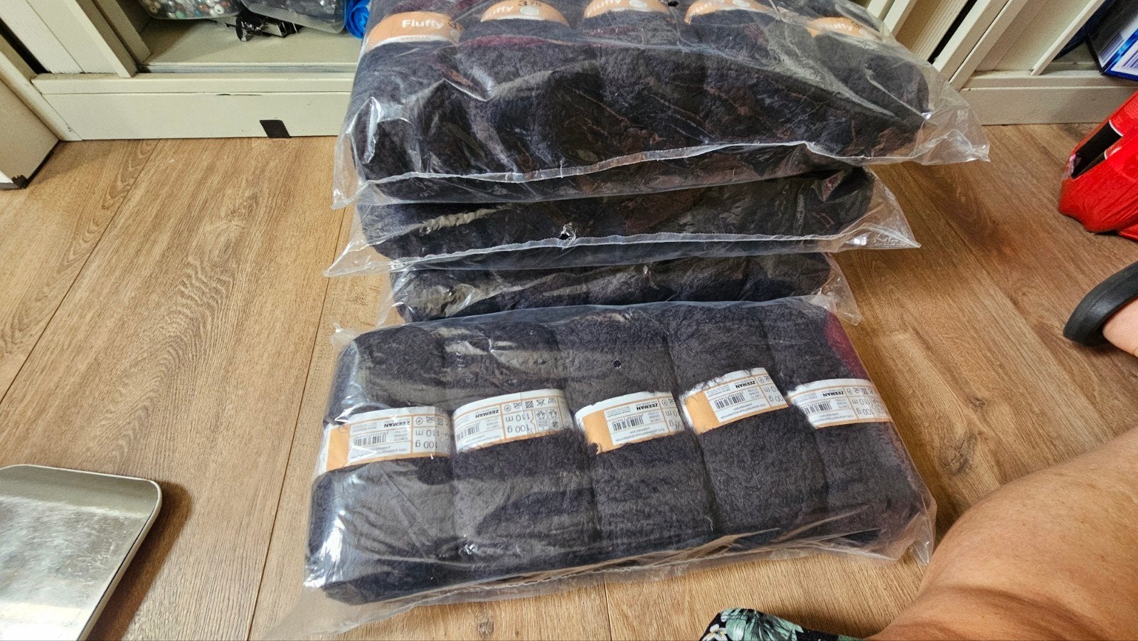 20 rollen Zeeman Fluffy garen zwart - Nieuw, Ophalen of Verzenden, Nieuw, Breien of Haken, Wol of Garen