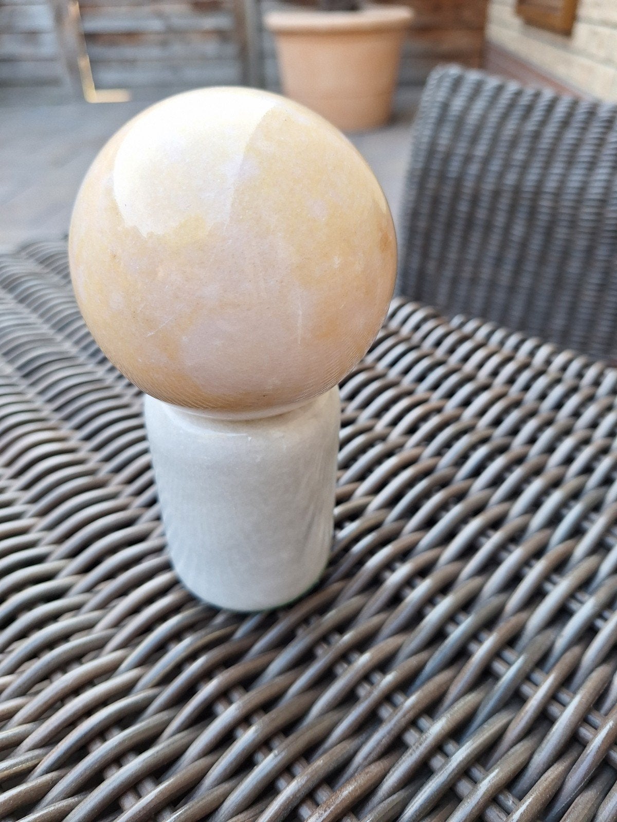 Decoratieve stenen bol op houder, Ophalen of Verzenden, Zo goed als nieuw, Beige, Steen/keramiek