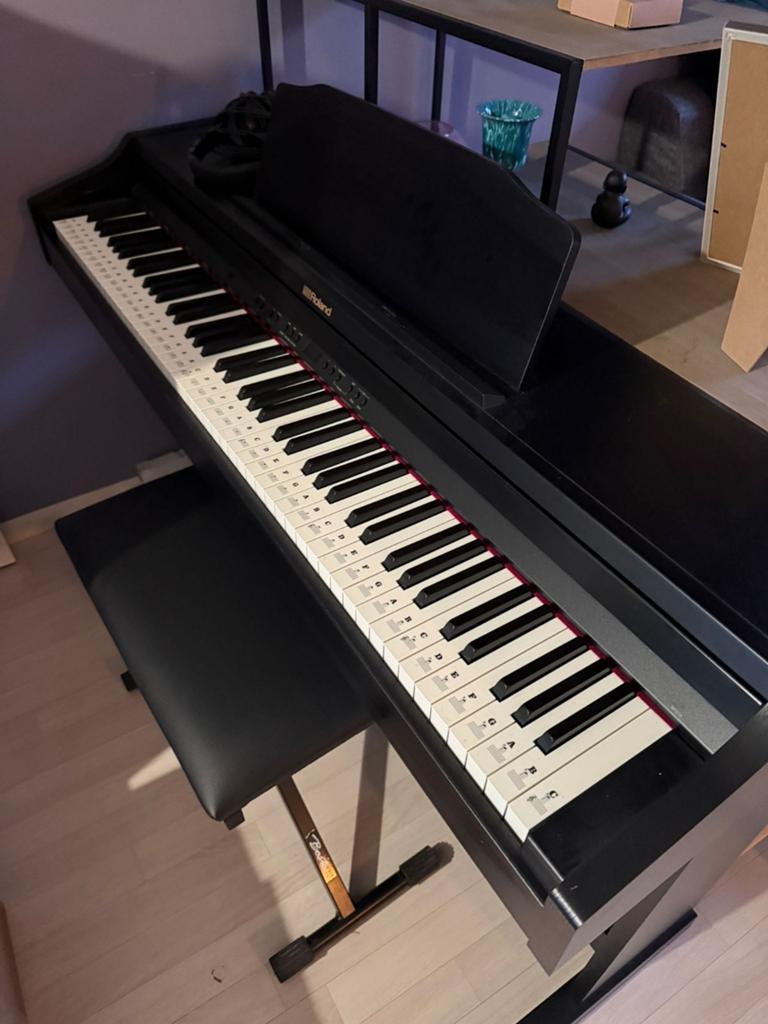 Roland digitale piano, incl bankje en koptelefoon, topstaat, Muziek en Instrumenten, Piano's, Ophalen, Zo goed als nieuw, Zwart