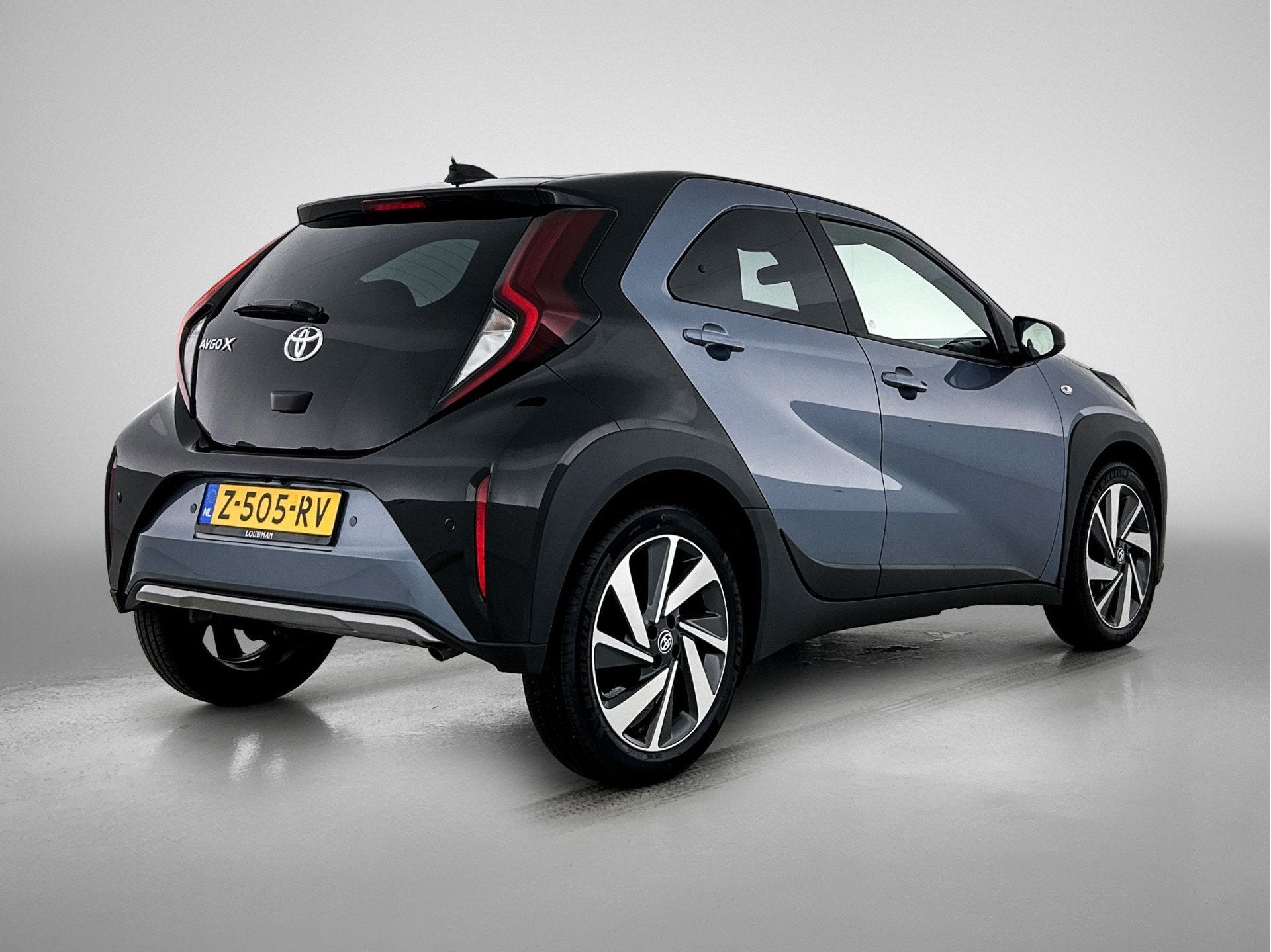 Toyota Aygo X 1.0 VVT-i MT Envy (bj 2024), Auto's, 12 maanden, Gebruikt, 4 stoelen, Origineel Nederlands