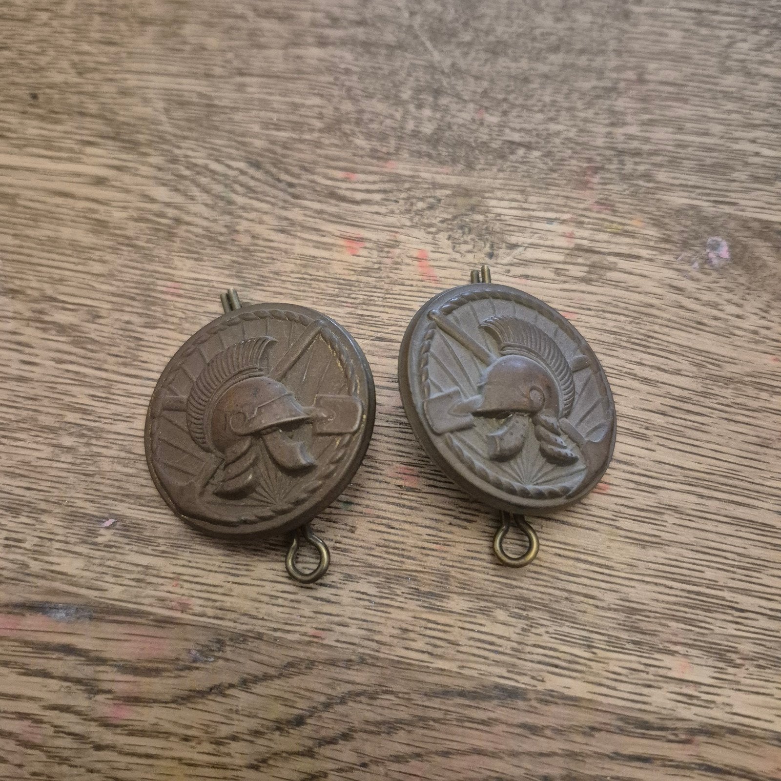 Twee Militaire Emblemen - Landmacht Genietroepen, Verzamelen, Ophalen of Verzenden