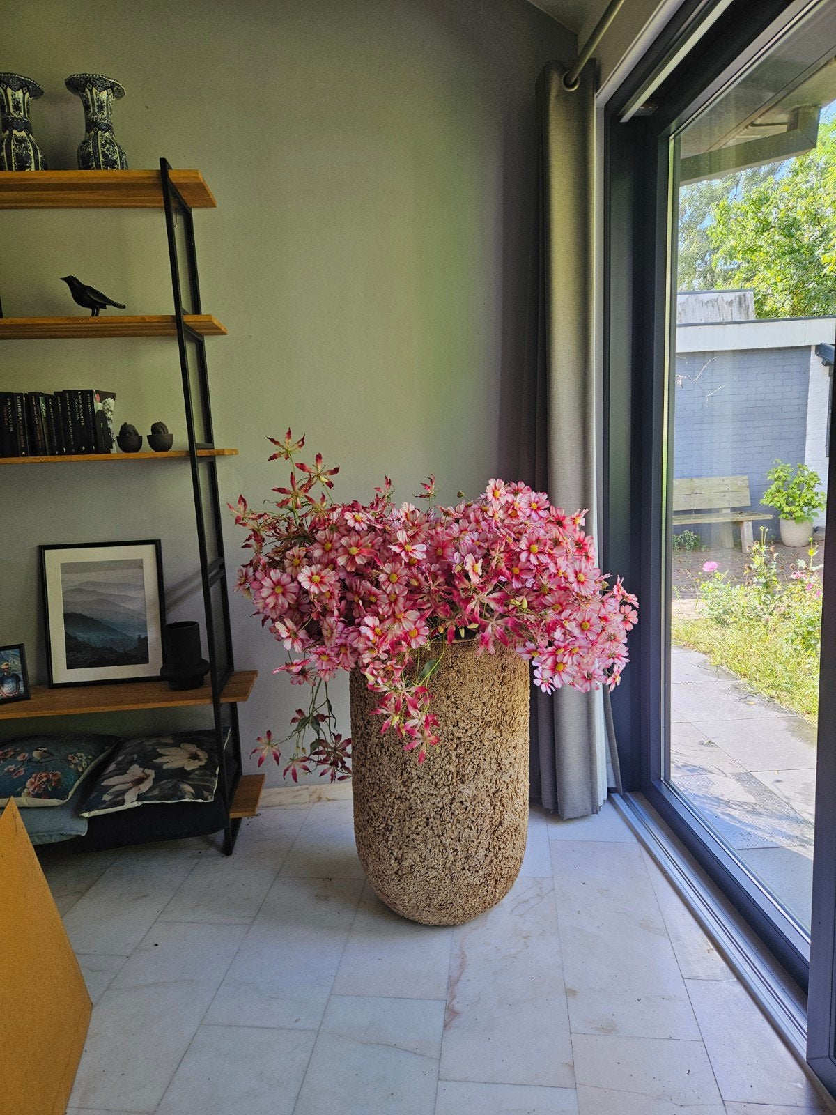 Grote vaas (>1m) met weelderige bos kunstbloemen, Antiek en Kunst, Ophalen