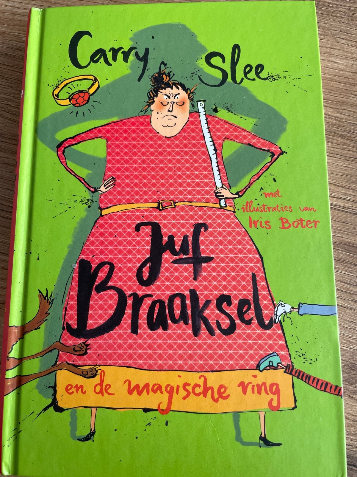 Juf Braaksel en de magische ring - Carry Slee, Ophalen, Zo goed als nieuw, Fictie