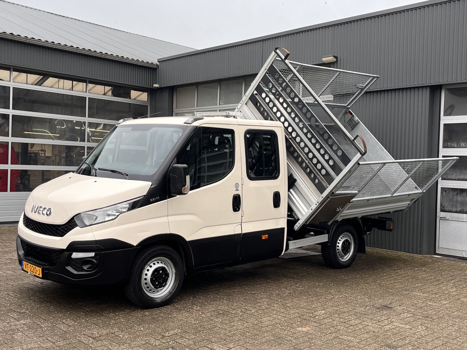 Iveco Daily 35S11D 2.3 3 zijden kipper Airco Telefoonverbind, Euro 5, Achterwielaandrijving, Gebruikt, Zwart