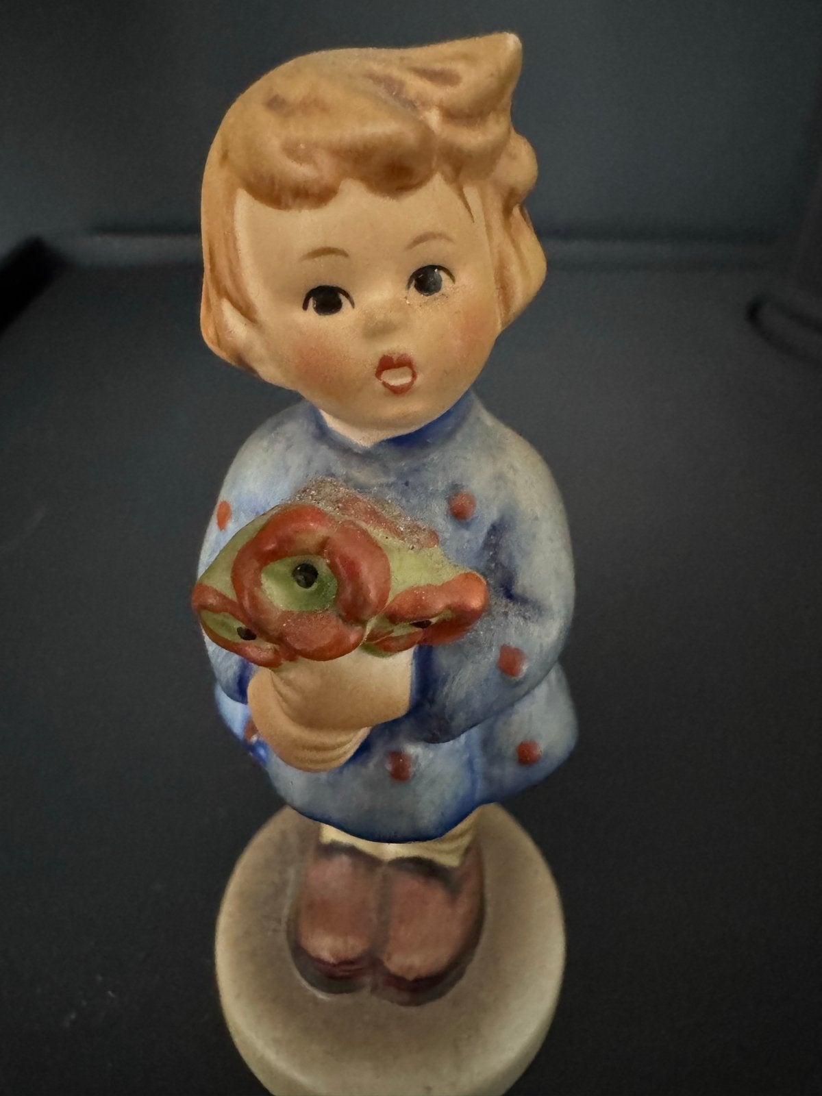 Vintage Hummel beeldje - Jongen met bloemen (1967), Ophalen of Verzenden, Gebruikt, Hummel