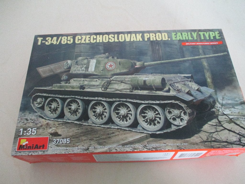 MiniArt T-34/85 Czechoslovak Prod.early type, Hobby en Vrije tijd, Modelbouw | Auto's en Voertuigen, Overige merken, Tank, 1:32 tot 1:50