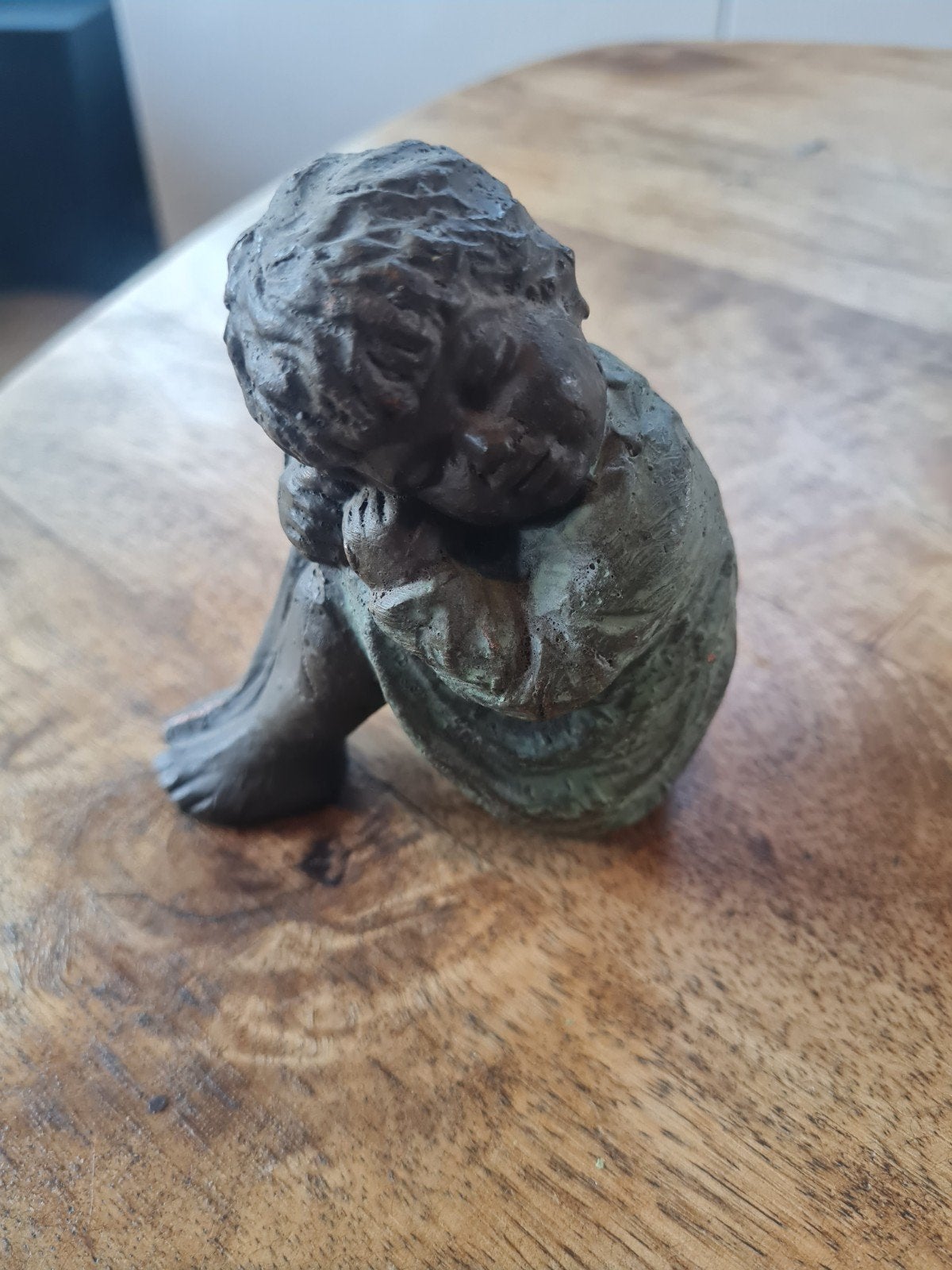 beeldje 'Zittend kind' van Geert Kunen, 9.7cm hoog, Overige onderwerpen, Minder dan 20 cm, Handgemaakt, Ophalen of Verzenden