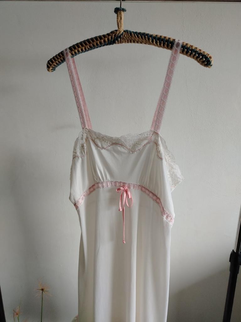 Vintage satijn Guez Gehr Nachtjapon Wit met Roze Kant Maat M, Guez Gehr, Ophalen of Verzenden, Wit, Nachtkleding