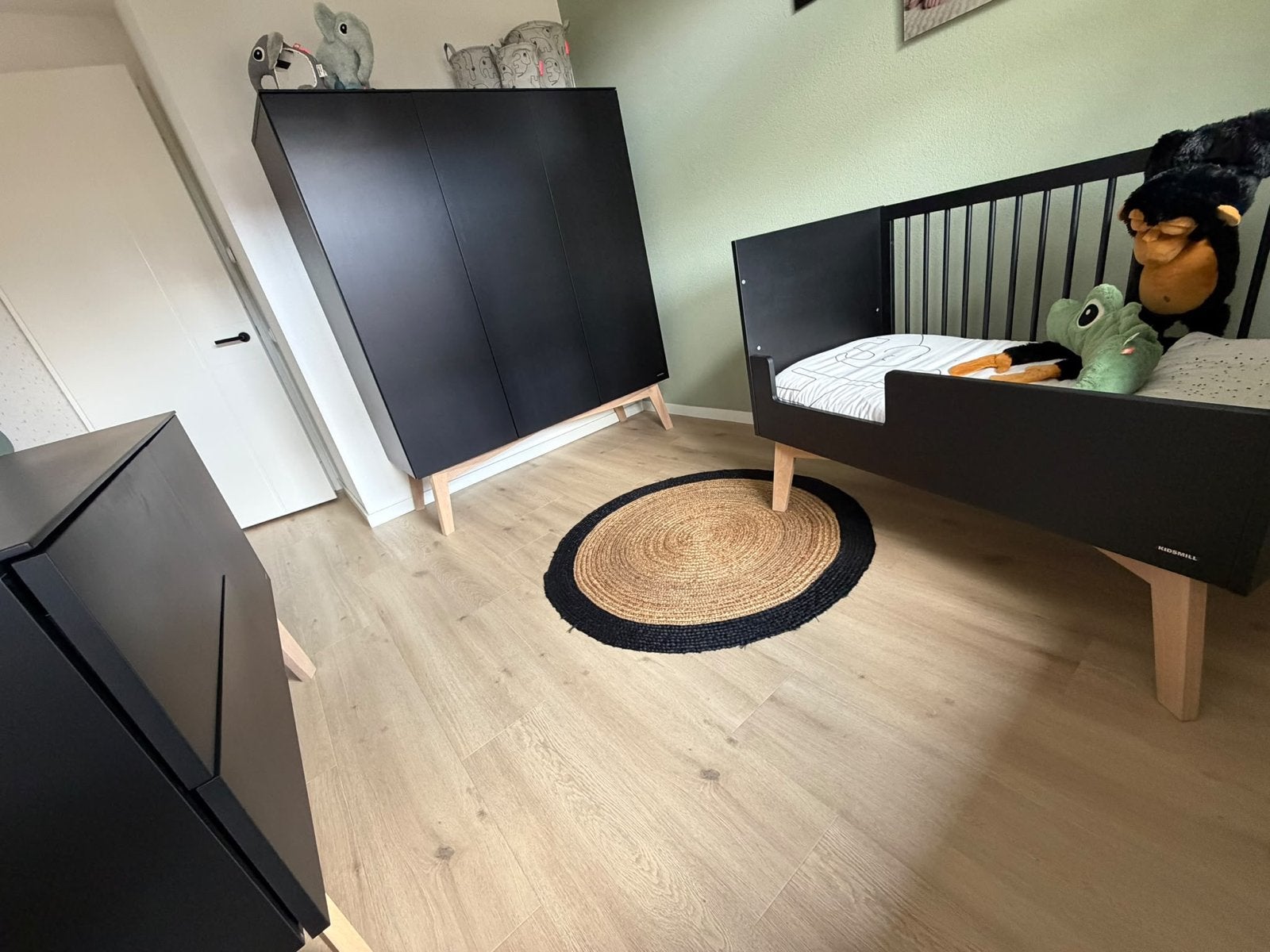 Kidsmill Sixties Babykamer Zwart met Eiken poten, Ophalen, Zo goed als nieuw, Jongetje of Meisje