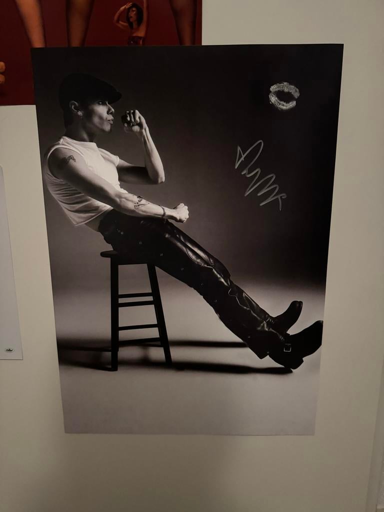 YUNGBLUD Gesigneerde Poster met Kusafdruk, Rechthoekig Staand, Ophalen of Verzenden, Zo goed als nieuw, A1 t/m A3