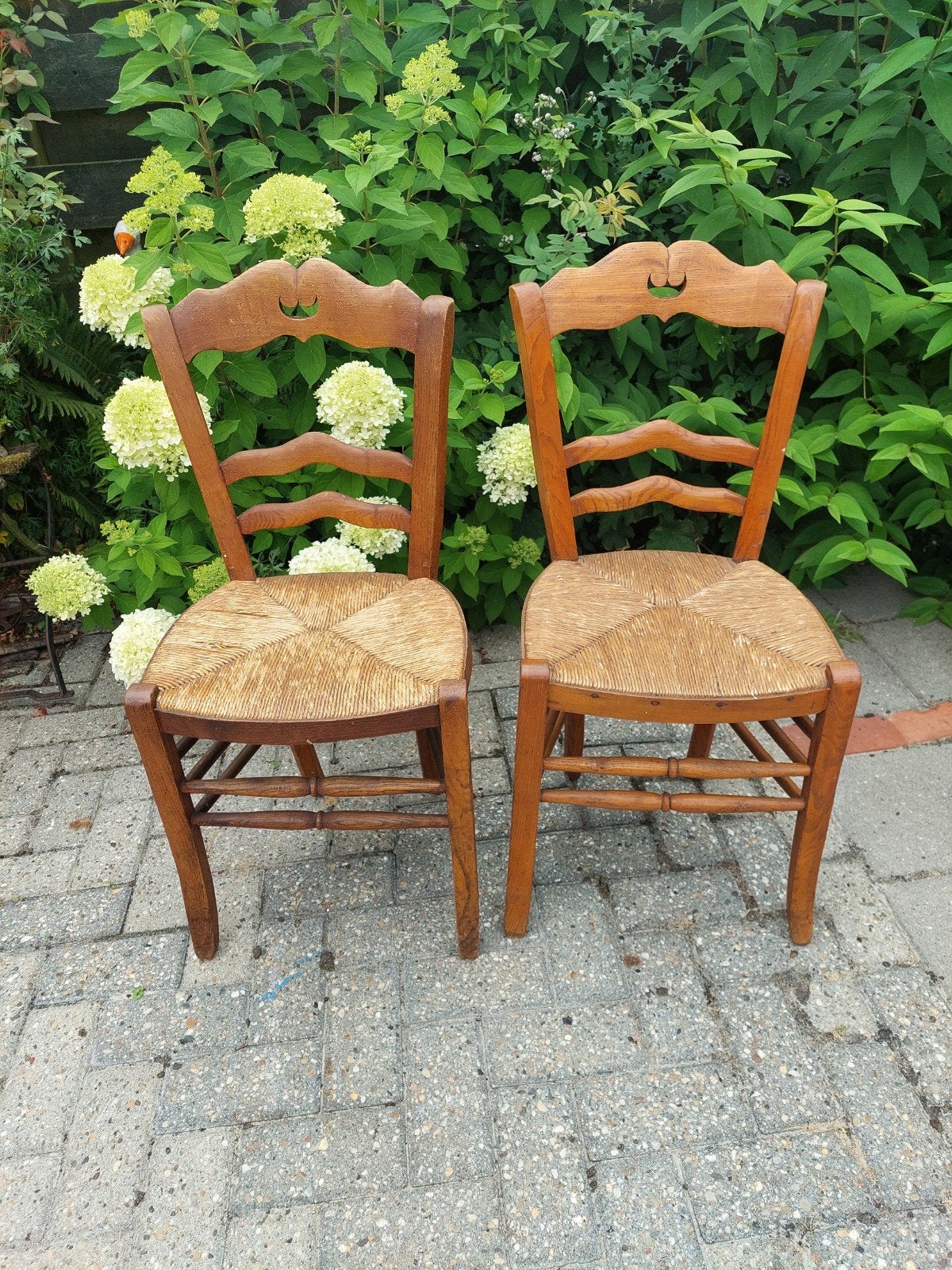 2 brocante stoelen met biezen zitting. Zogenaamd "snorretje", Ophalen