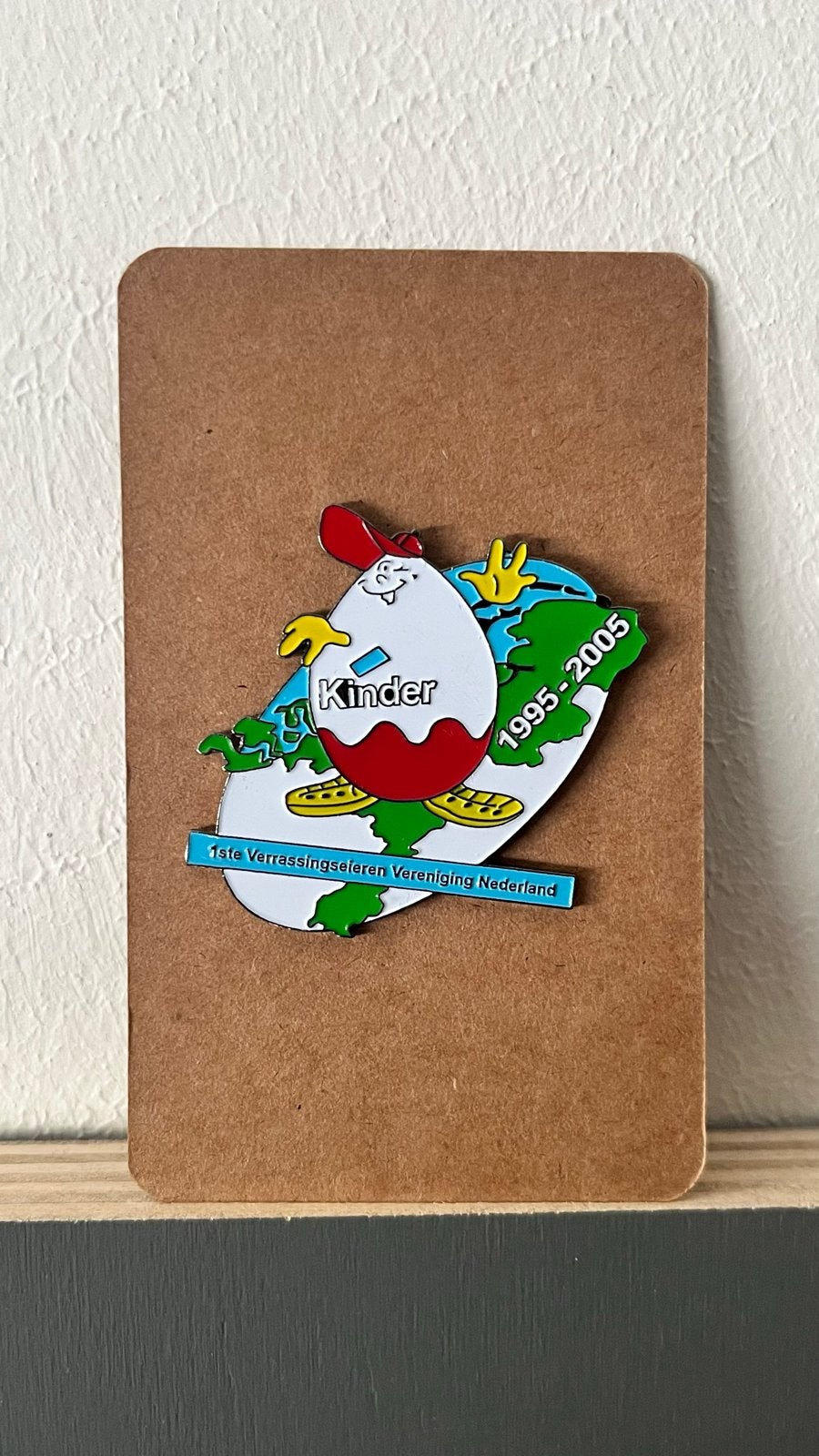 Kinder Surprise ei pin 1ste Verrassingseieren Vereniging, Kindersurprise, Overige typen, Ophalen of Verzenden, Zo goed als nieuw