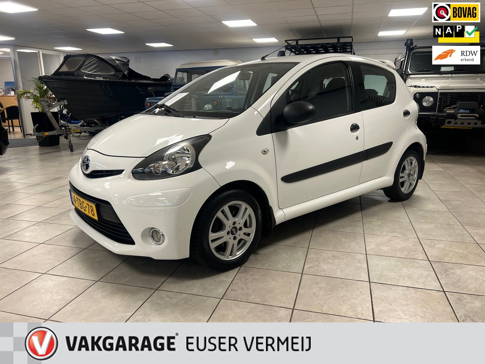 Toyota Aygo 1.0 VVT-i Now Airco 5 deurs, Auto's, Euro 5, Stof, Gebruikt, Zwart