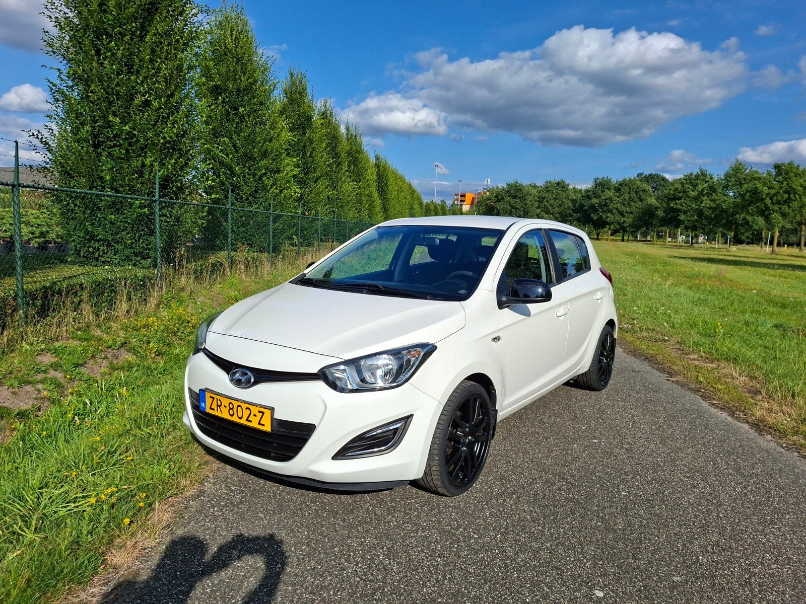 Hyundai i20 1.2  2013 carplay airco afn.trekhaak, Auto's, 4 cilinders, Wit, Parkeersensor, Handgeschakeld
